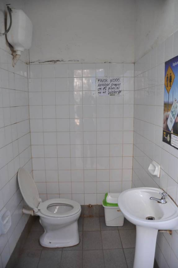 Banheiro limpo em posto no meio da região do Chaco paraguaio